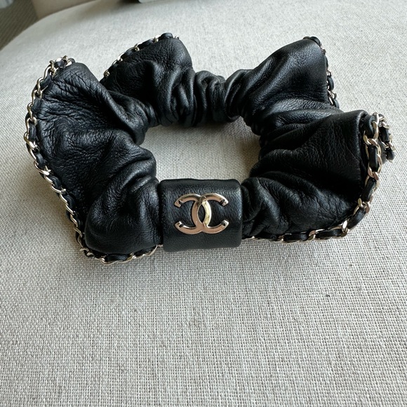 CHANEL LAMBSKIN AND GOLD HAIR ACCESSORY. BLACK WITH GOLD WOVEN TRIM. - Picture 4 of 6